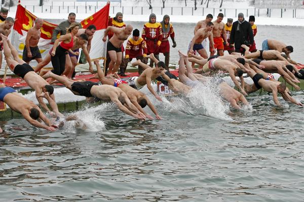 SKANDAL NA BOGOJAVLJANJU U PODGORICI! Plivao za časni krst, a na grudima KUKASTI KRST! (FOTO)