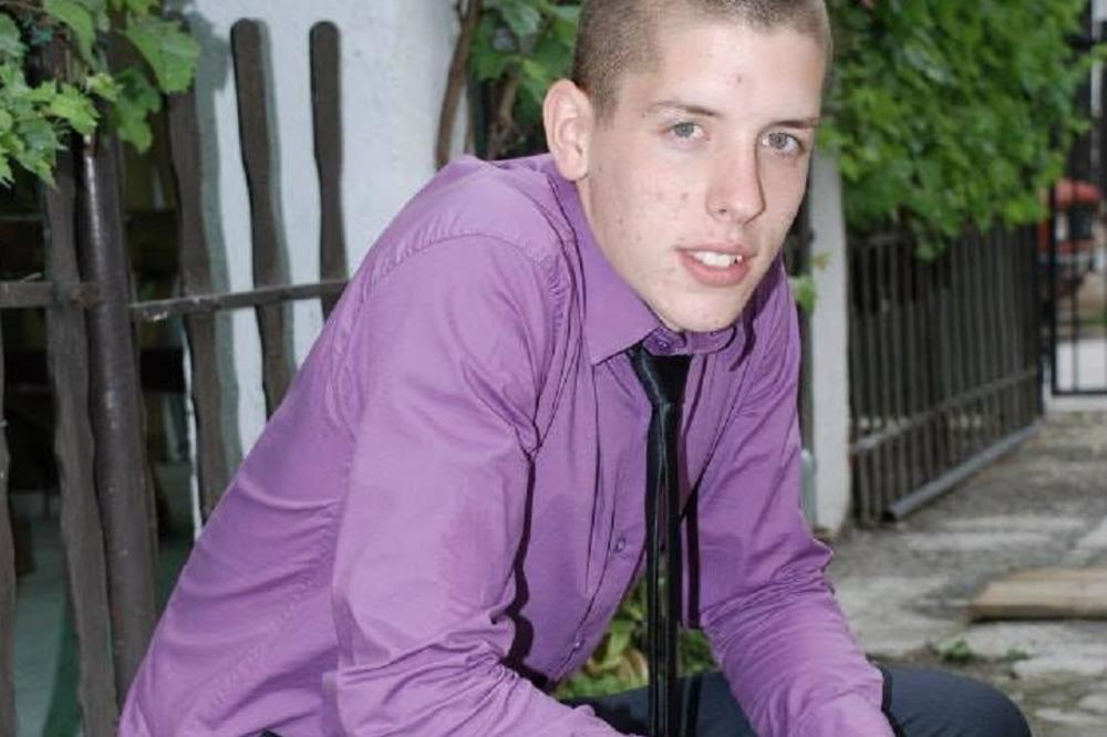 DARKO (20) JE ZIMI OSEĆAO OGROMNE BOLOVE: Oni su krili LEDENU istinu! (FOTO)