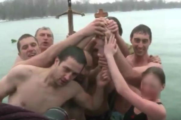 Misteriozna srpska princeza sa tetovažom na butini: Ovo je Felon Karađorđević - lepotica koja je plivala za časni krst! (VIDEO)