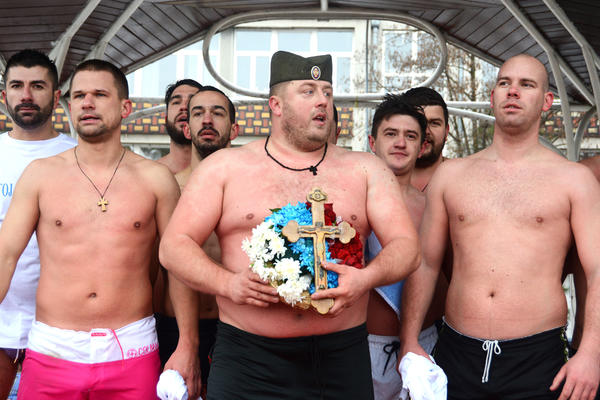 BOGOJAVLJENJE U ZEMUNU: Slaviša je prvi doplivao do krsta - evo šta je poručio Srbima! (VIDEO)