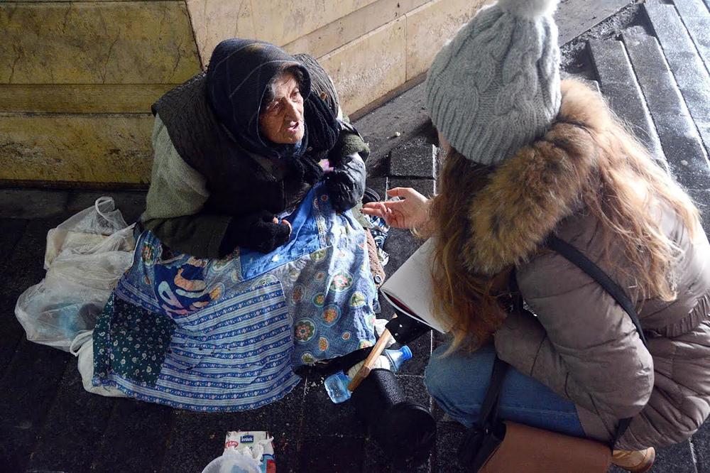 NAŠA PRIČA O BAKI KOJA PROSI ZBOG UNUKA PROBUDILA JE SRBIJU: Bravo, dobri ljudi! (FOTO)