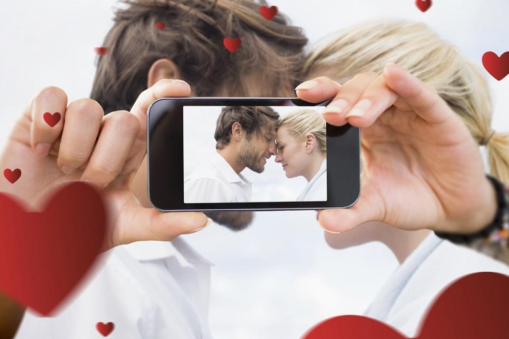 Nerviraju vas presrećni parovi na Facebooku? Evo zašto to zapravo rade... (FOTO) (GIF)