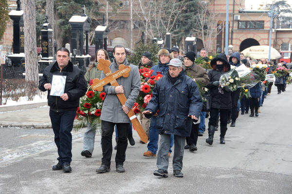 NJEGA NIKO NIJE OČEKIVAO NA MIKIJEVOJ SAHRANI: Političar iz samog državnog vrha uradio nešto po čemu će ga pamtiti CELA SRBIJA! (FOTO)