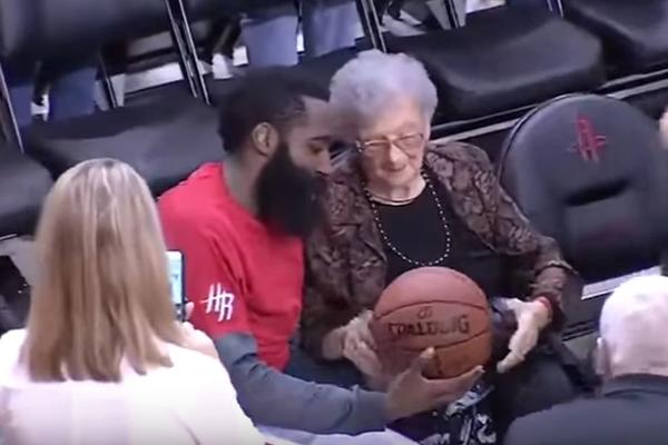 NAJLEPŠI POKLON ZA ROĐ: Harden oduševio bakicu koja je napunila 100 godina! (VIDEO)