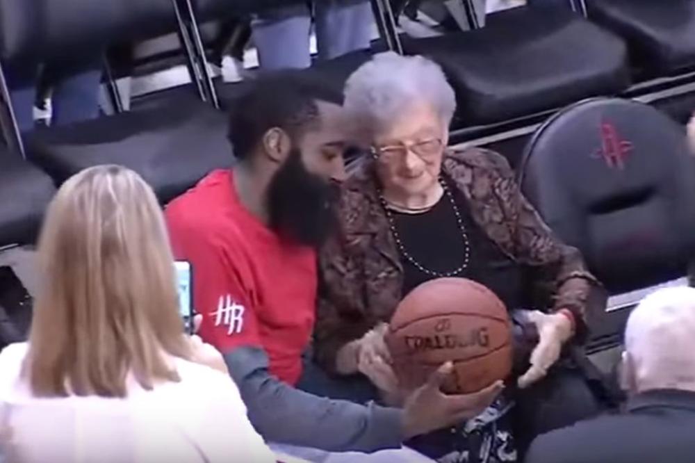 NAJLEPŠI POKLON ZA ROĐ: Harden oduševio bakicu koja je napunila 100 godina! (VIDEO)