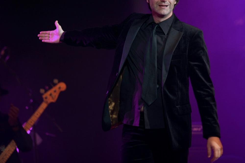 ON JE KRALJ PROPALIH BRAKOVA: Pevač nakon 3 razvoda čeka dete sa DUPLO MLAĐOM devojkom!