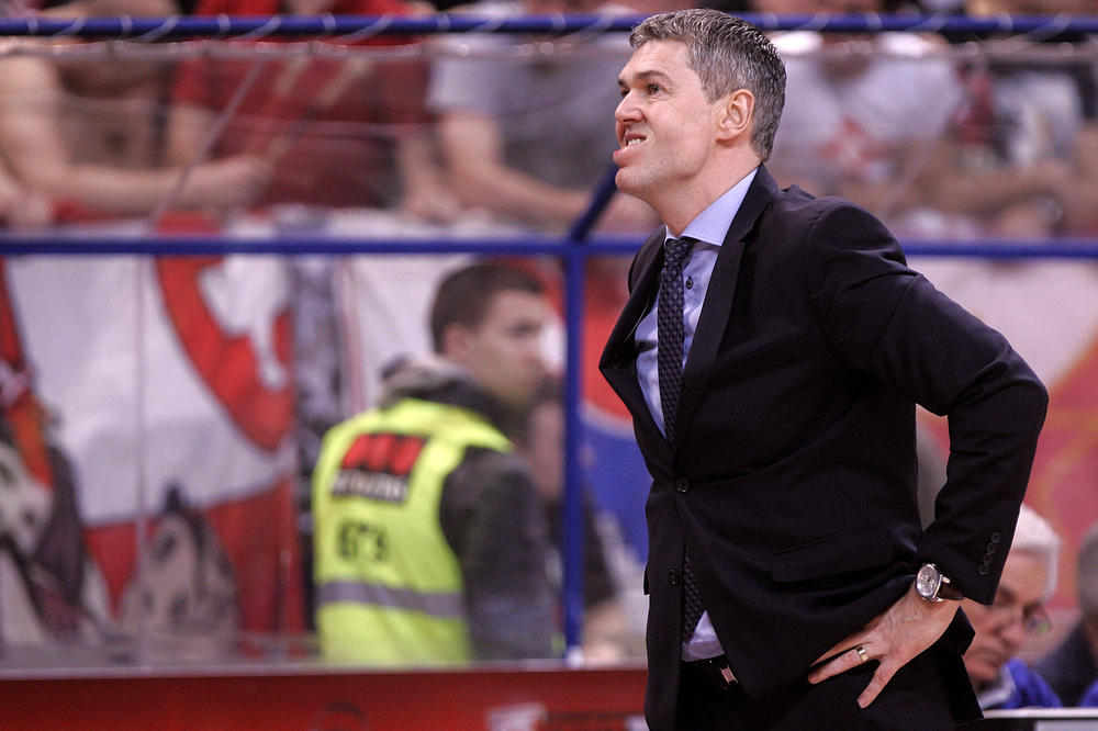 ODLEPIO JE OD NEMOĆI! Zvezda je naterala trenera Makabija da divlja po terenu od besa! (VIDEO)