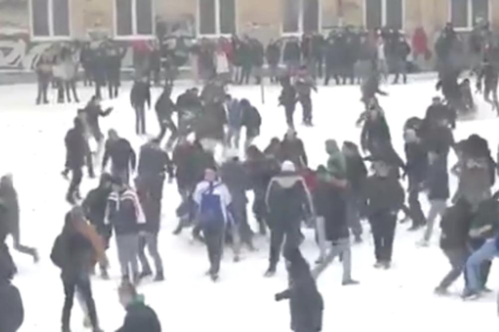 MASOVNA TUČA U ZAJEČARU: Đaci se mlatili međusobno, a PROFESORA nigde! (VIDEO)