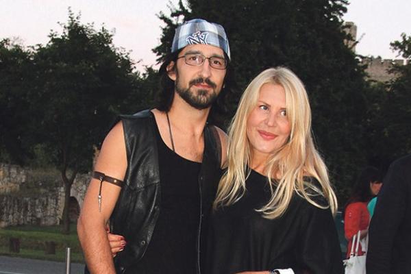 Nenormalni brakovi su oni gde on nju vara, a ona ostaje s njim da bi dobila još jednu skupu torbu! VERICA RAKOČEVIĆ ZAPUŠILA USTA ONIMA KOJI OSUĐUJU NJEN BRAK S 35 GODINA MLAĐIM ČOVEKOM