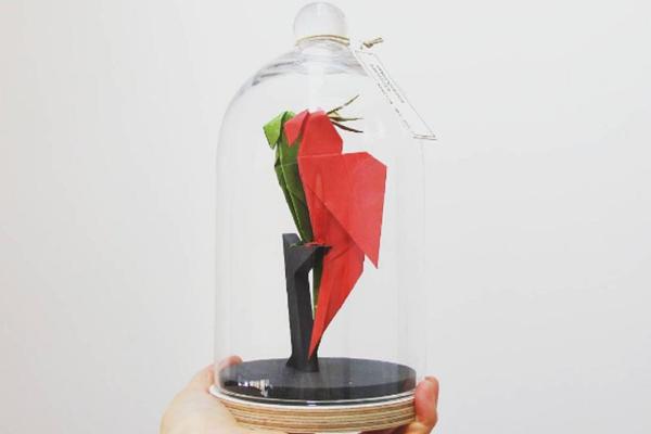 POD STAKLENIM ZVONOM: Ovaj umetnik smislio je GENIJALAN način da sačuva svoje ORIGAMI FIGURE! (FOTO)