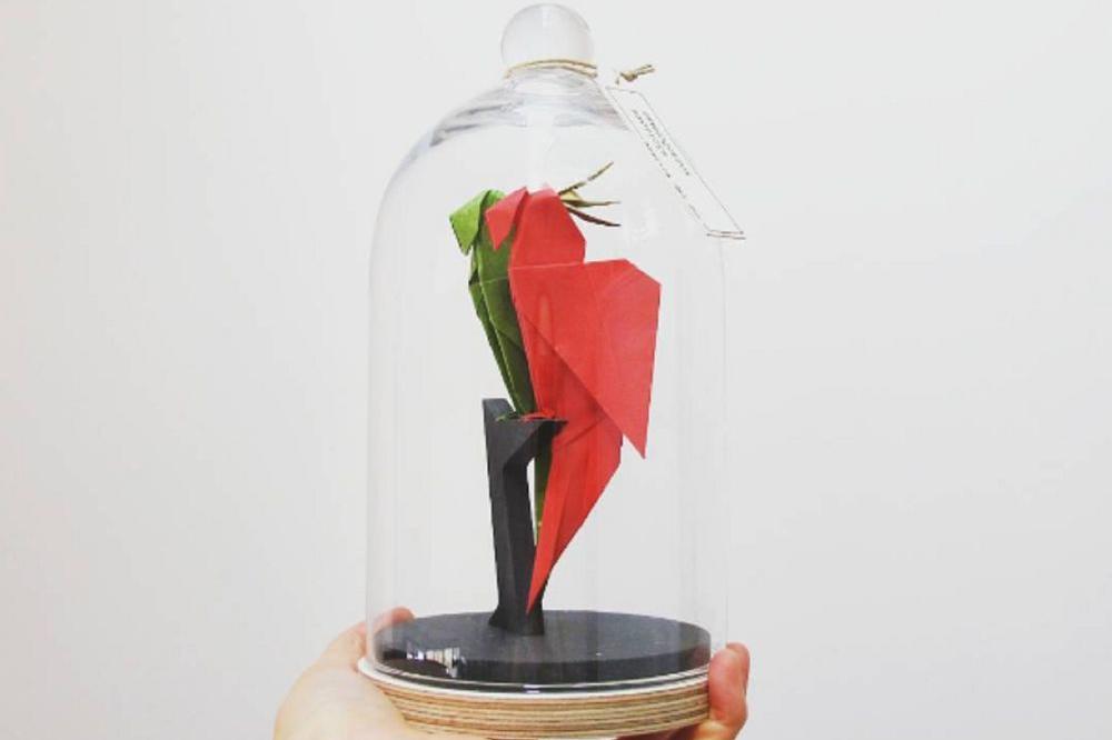 POD STAKLENIM ZVONOM: Ovaj umetnik smislio je GENIJALAN način da sačuva svoje ORIGAMI FIGURE! (FOTO)