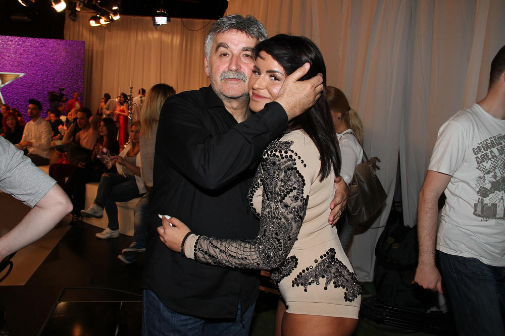 OVAKO IZGLEDA MAJKA NAŠE POZNATE PEVAČICE: Da li vam ona liči na nju? (FOTO)