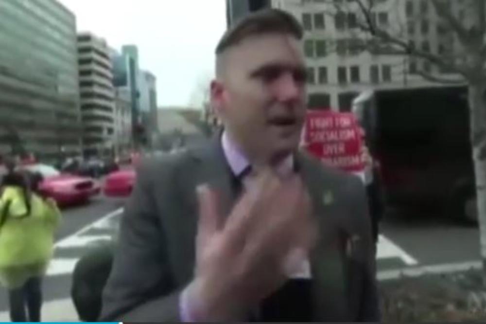 FAŠISTA DOBIO BATINE ZA VREME TRAMPOVE INAUGURACIJE: Maskirani napadač ga udario pesnicom u lice! (VIDEO)