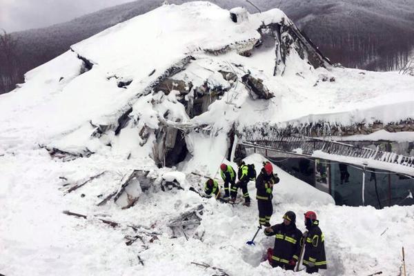 BILANS STRAŠNE TRAGEDIJE U ITALIJI: Iz lavine izbavljeno 9 ljudi, 5 poginulih, za 23 se još traga (FOTO)