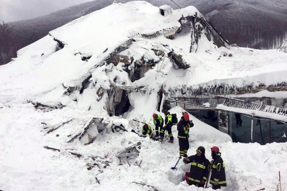 BILANS STRAŠNE TRAGEDIJE U ITALIJI: Iz lavine izbavljeno 9 ljudi, 5 poginulih, za 23 se još traga (FOTO)
