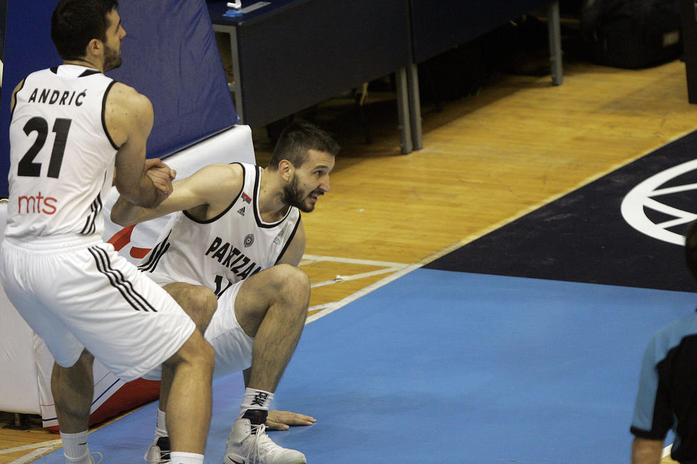 HAOS SE NASTAVIO! Birčević u klinču sa igračima FMP-a!