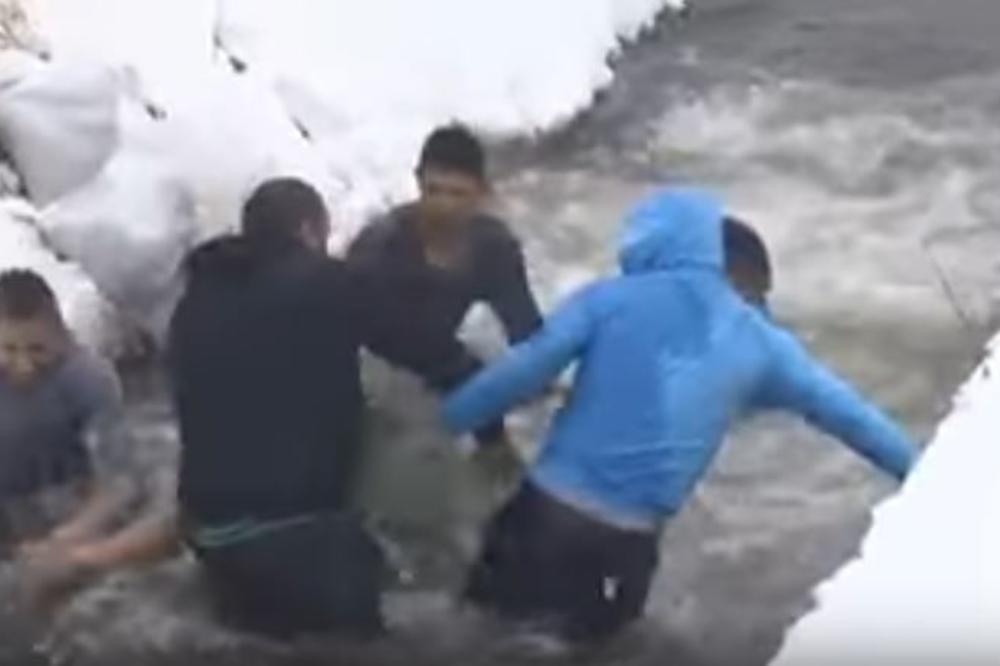 TUKLI SE I ISKRIVILI BOGOJAVLJENSKI KRST: Najveći blam za veliki hrišćanski praznik (VIDEO)