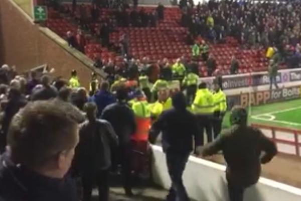 OPŠTA ŠORKA: Brutalna tuča u Engleskoj, navijači Lidsa napravili haos! (VIDEO)