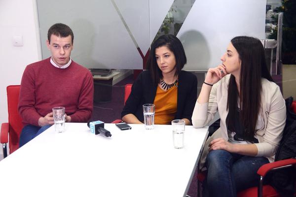 LJUDI IZ SNS SU NAS ŠUTIRALI, GURALI NIZ STEPENICE: Šta se sve desilo na tribini u Beški (VIDEO)