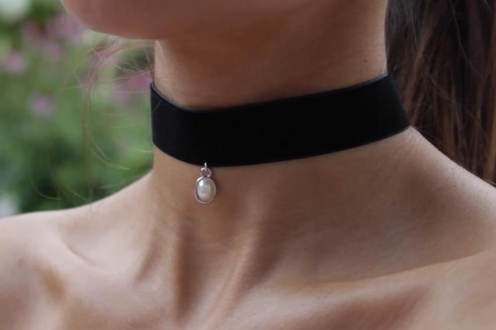 SKINUĆETE IH ODMAH: Nošenje čoker ogrlica zapravo znači OVO!