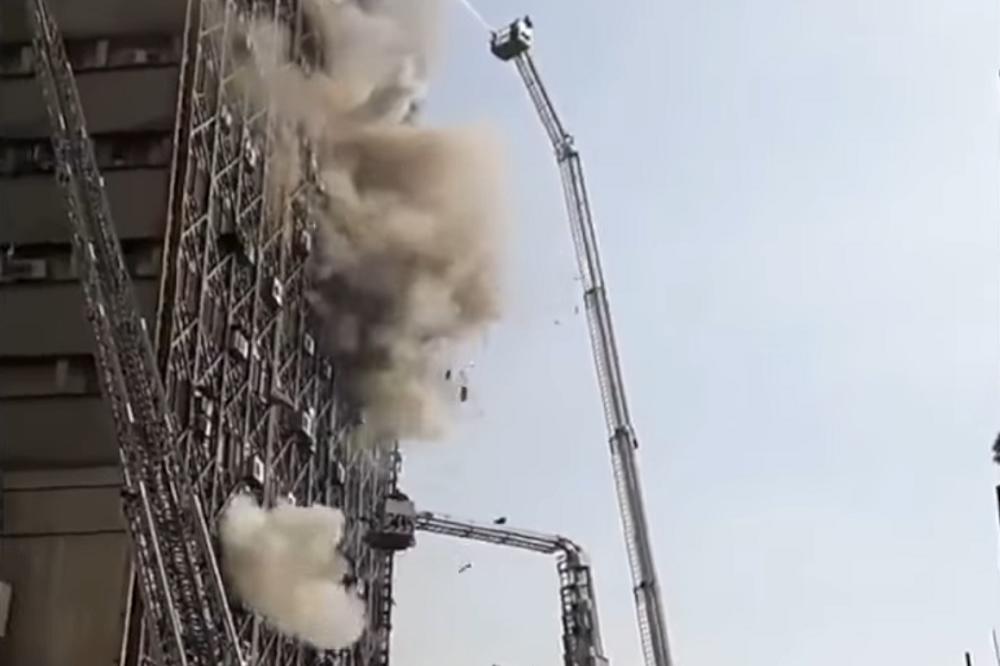 Borili se sa plamenom, a onda je SOLITER POČEO DA SE RUŠI! Najgori košmar vatrogasaca SE OBISTINIO! (VIDEO)