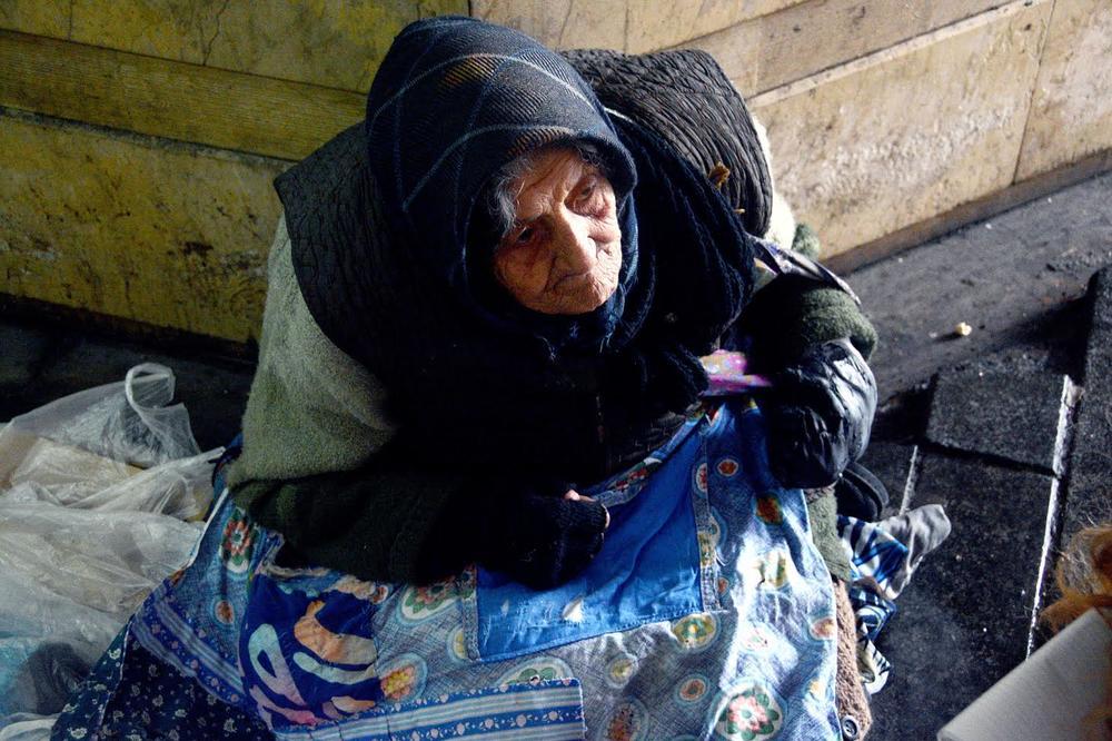 NAJTUŽNIJA PRIČA JE JOŠ TUŽNIJA: Da li je baka koja prosi i šalje poljupce prevarila celu SRBIJU? (FOTO)