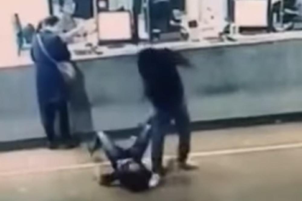 Počeo je da maltretira tipa ispred sebe, a onda ga je ovaj ZGNJEČIO KAO BUBU! (VIDEO)