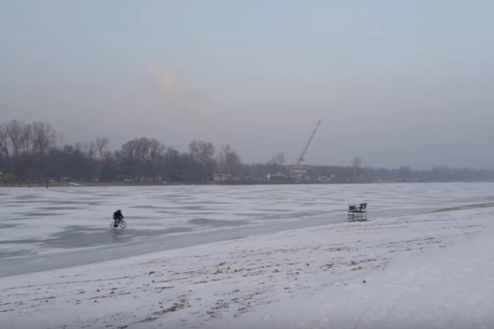 LUDAČKA VOŽNJA: Punom brzinom biciklom preko zaleđene Ade! (VIDEO)