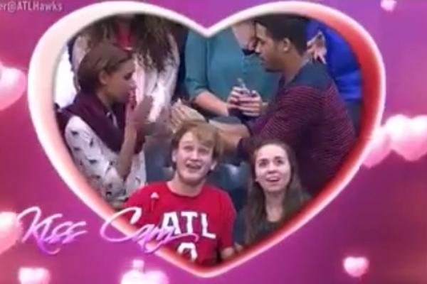 Lik je zaprosio devojku pred svima na NBA meču, a onda se umešao ludi baja i nastala je panika! (VIDEO)