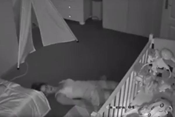 Snimio je kamerom SUPRUGU koja pokušava da NE PROBUDI BEBU! Nije mogao da veruje šta vidi! (VIDEO)