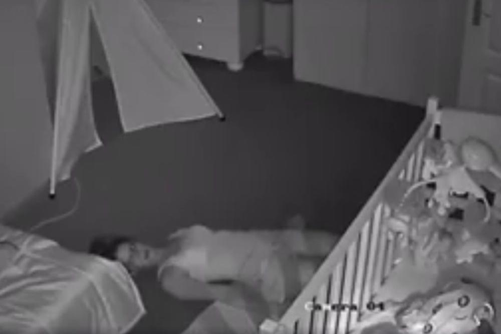 Snimio je kamerom SUPRUGU koja pokušava da NE PROBUDI BEBU! Nije mogao da veruje šta vidi! (VIDEO)