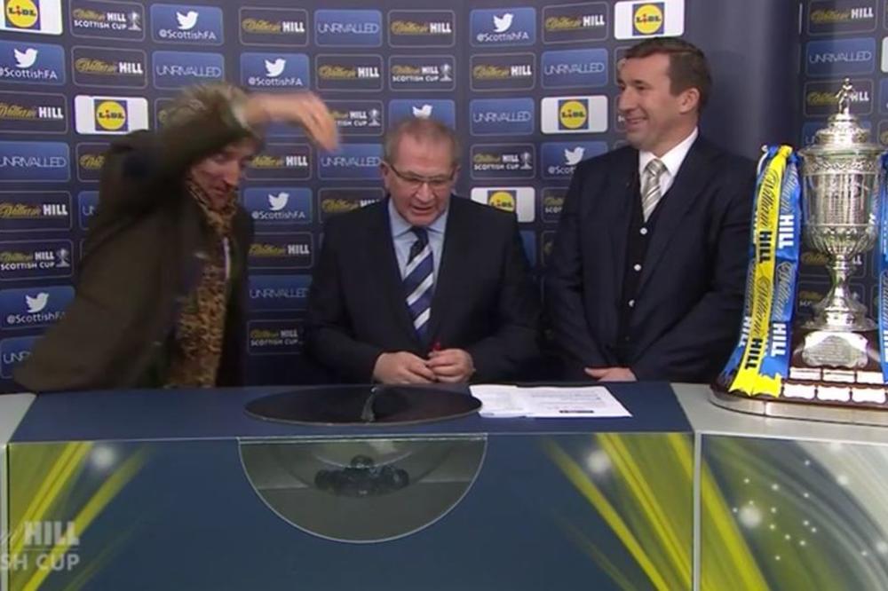 ANESTEZIRAN: Britanska muzička legenda napravila skandal na žrebu Kupa Škotske! (VIDEO)