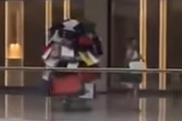 MUŽ GODINE: Kad bolje razmislite, ovo je TUŽNO! (VIDEO)