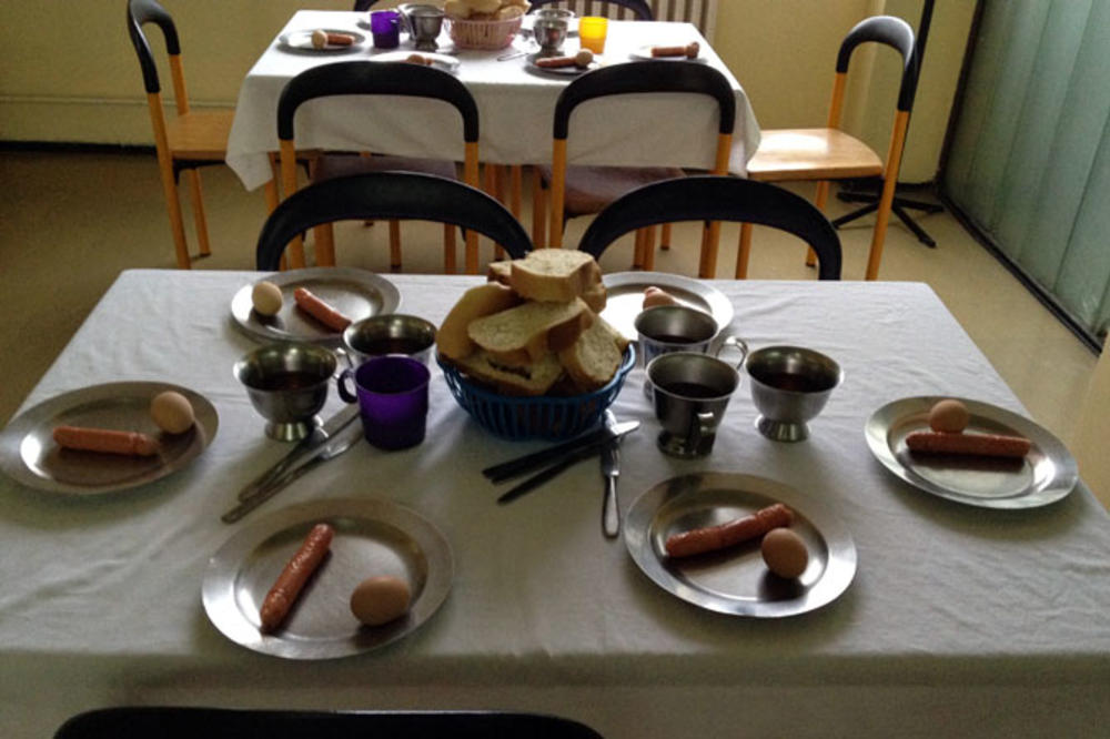 ŽICA U BEČKOJ ŠNICLI I KESA U GRAŠKU: Evo šta STUDENTI PRONALAZE u svojim obrocima u MENZAMA u Beogradu! (FOTO)