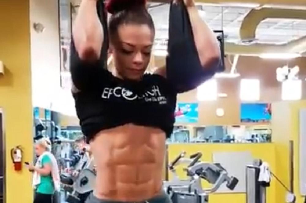 Ova cica ima takve pločice na stomaku da će postideti sve muškarčine! (VIDEO)