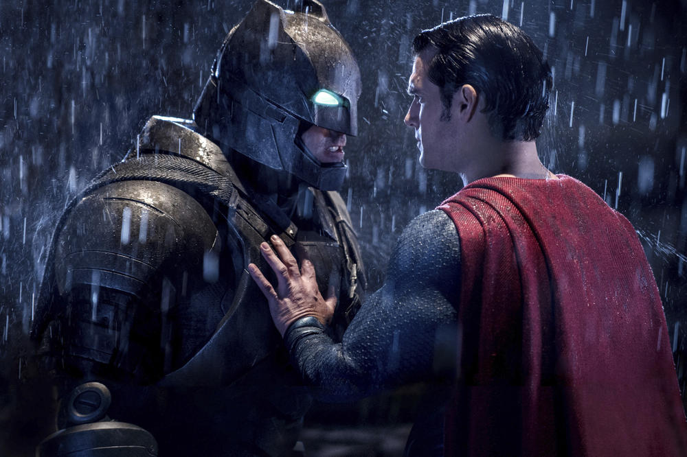 POZNATA GLUMICA IMA 75 GODINA I IMA MOĆI SUPER HEROJA! Pokazala šta sve može da nosi na leđima - HIT VIDEO!