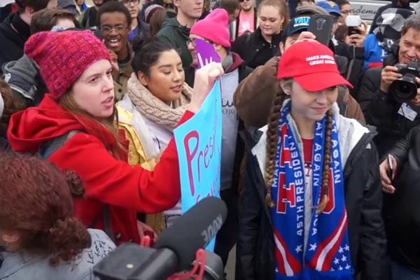 ANTI-TRAMPOVCI ZAPALILI KOSU DEVOJKE KOJA PODRŽAVA TRAMPA: Incident na protestima u SAD! (FOTO) (VIDEO)
