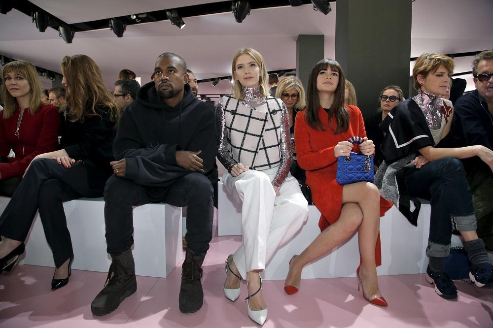 Kontra svih! Ruska kraljica stila u jeansu i kačketu na reviji visoke mode u Parizu