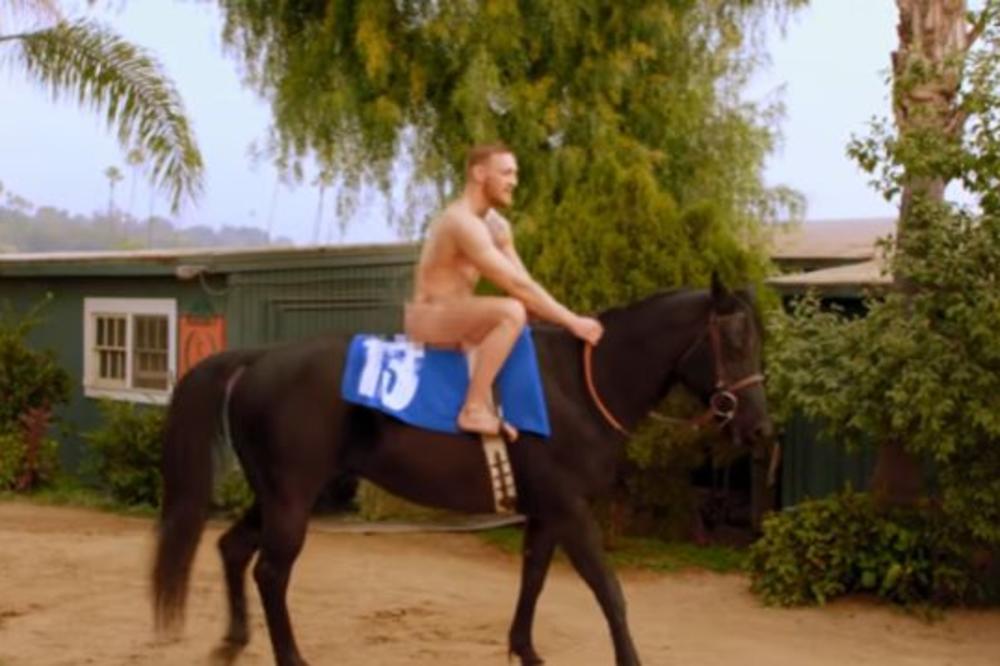 Ma on je čovek totalno lud: Mekgregor se skinuo potuno go i zajahao konja! (VIDEO)