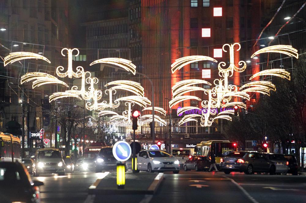 NOVOGODIŠNJA RASVETA VEĆ U SEPTEMBRU, SAD ĆE I DUPLI RAČUNI! Poskupljenje struje i rasveta u isto vreme - slučajnost ili farbanje građana? (FOTO)