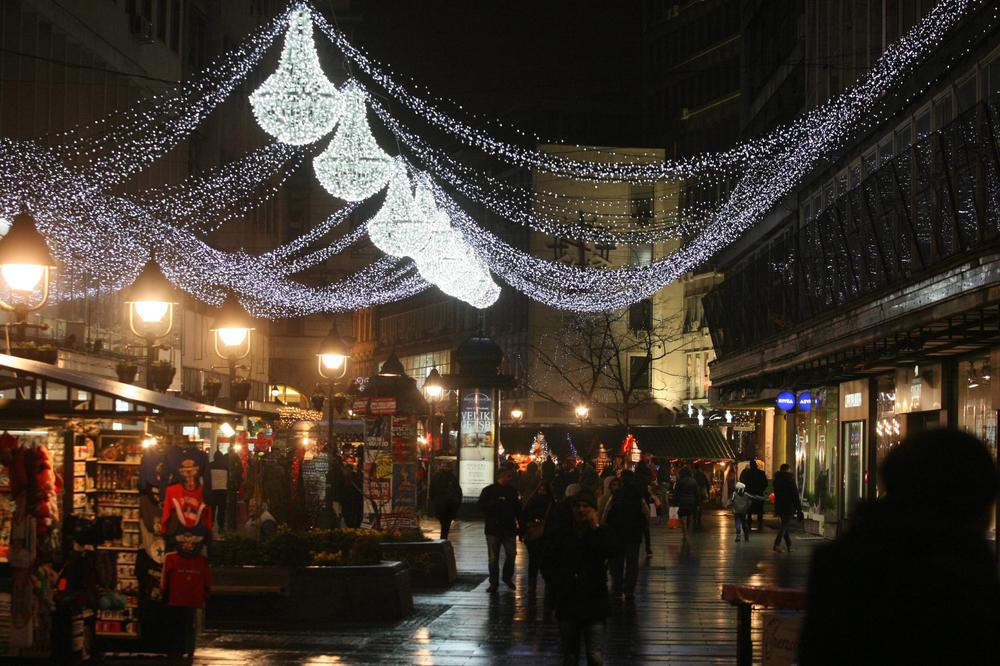 NA TOPČIDERU UZ UKRASE POSTAVLJENI I DŽAKOVI: Dovijanje u borbi protiv vetra (FOTO)