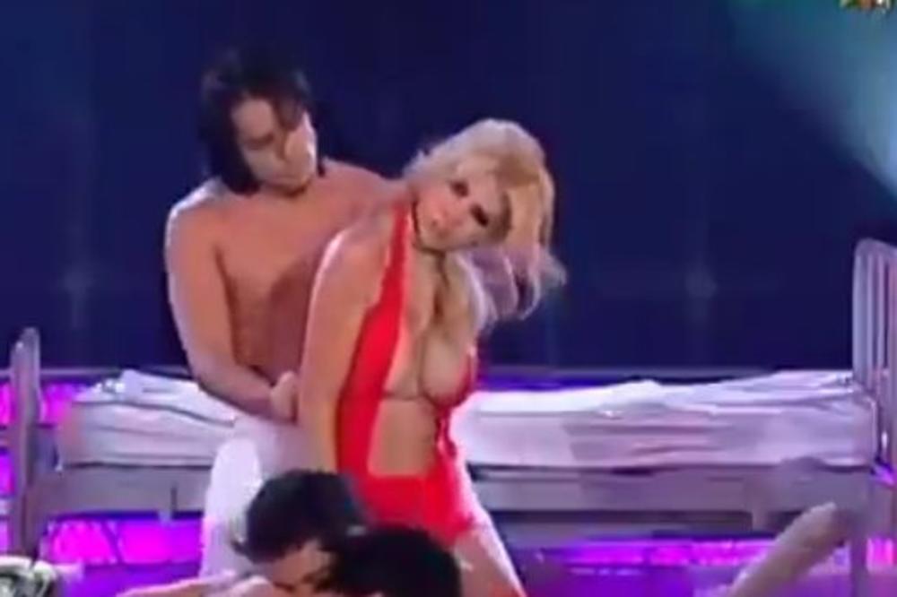 Ubiće je Ikardi! Vanda Nari samo što ne ispadnu grudi! Od njenog plesa, neće vam biti dobro! (VIDEO)