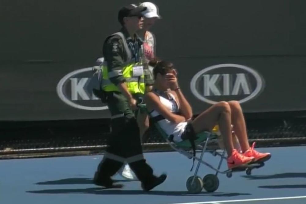 Vrisak Olge Danilović odjeknuo Melburnom: Srpska teniserka u kolicima i bolovima napustila teren! (FOTO)