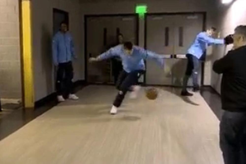 Hoćeš Karija, Vestbruka, Irvinga? Saigrači u neverici dok im Jokić pokazuje kako dribla! (GIF)