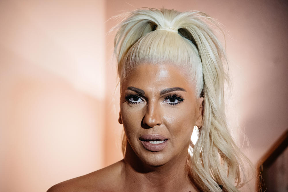 NAJVEĆI SVETSKI MEDIJI BRUJE O KARLEUŠI! Britanci odlepili zbog njenog kućnog videa! (FOTO) (VIDEO)