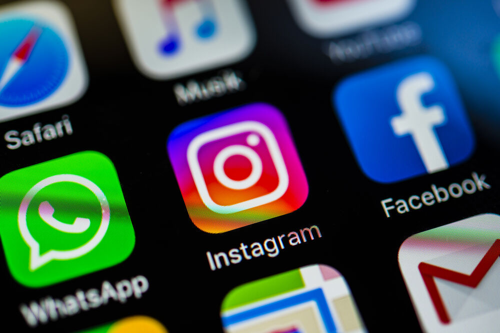 Instagram, Facebook, Društvene mreže