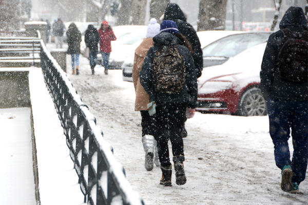 BEOGRAĐANI OPREZ: Zbog poledice svi padaju kao pokošeni, telefoni Hitne pomoći se usijali!