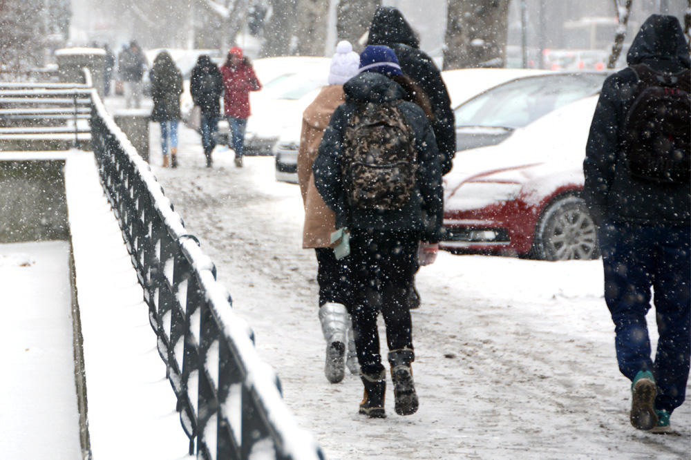BEOGRAĐANI OPREZ: Zbog poledice svi padaju kao pokošeni, telefoni Hitne pomoći se usijali!