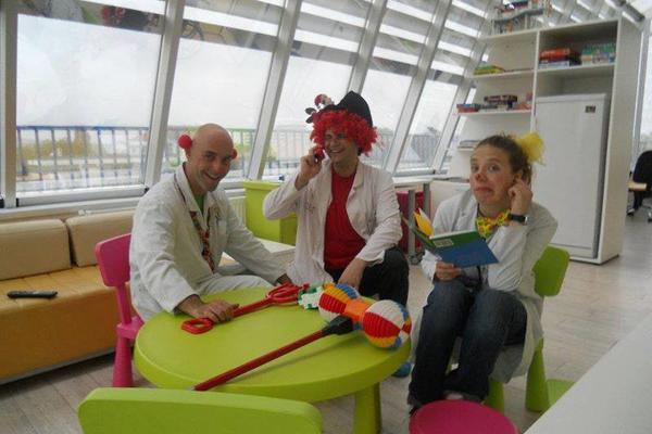 KLOVNOVI, A DOKTORI! Već 14 godina je njihova terapija najbolji lek za srpske mališane! (FOTO)