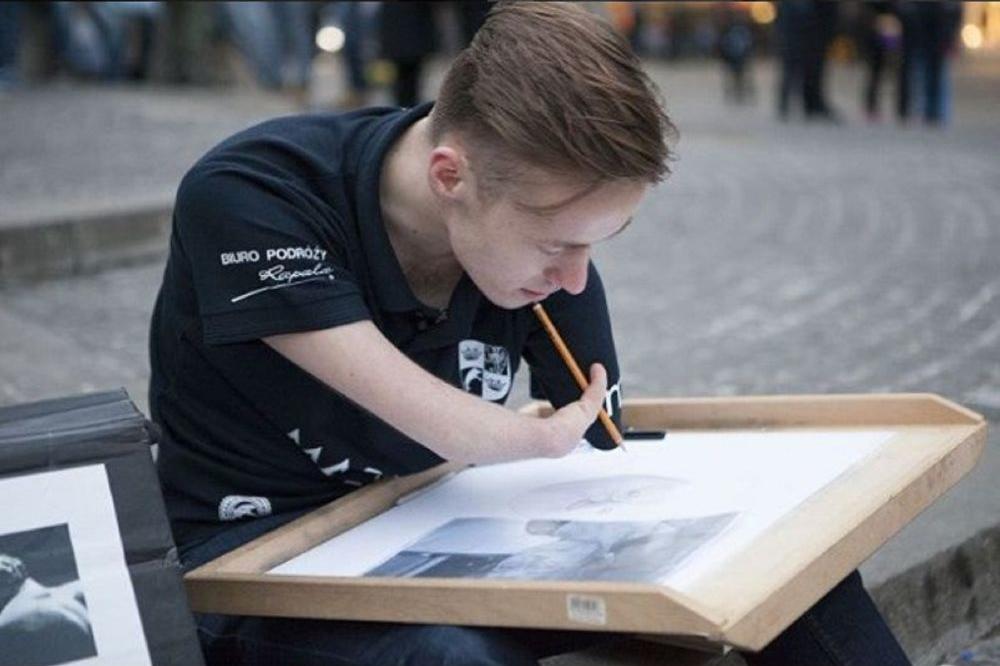 On je čovek bez granica: I pored svog hendikepa, ovaj momak stvara fenomelna UMETNIČKA DELA! (FOTO)